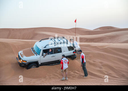 Vettura bloccato sulla sabbia mentre il fuoristrada in Dubai Emirati Arabi Uniti Foto Stock