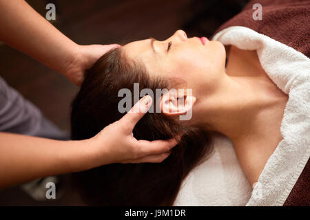 Donna con massaggio testa a spa Foto Stock