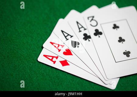 Mano di Poker di carte da gioco sul verde panno casinò Foto Stock