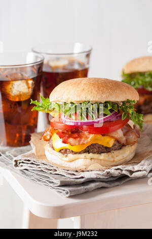 Bacon cheese burger con carne di manzo patty, pomodoro e cipolla Foto Stock