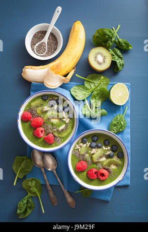 Frullato verde ciotola spinaci kiwi mirtillo lime banana con semi di Chia Foto Stock