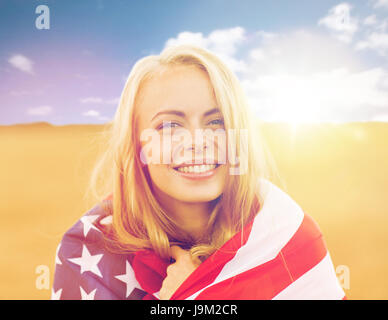 Donna felice in bandiera americana sul campo di cereali Foto Stock