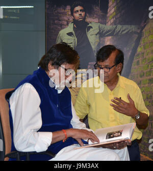 Indiano attore di Bollywood Amitabh Bachchan e Pradeep Chandra fotografo, India, Asia Foto Stock