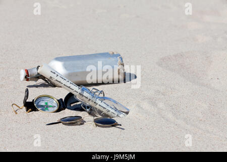 Deserto Deserto, sopravvivere, bottiglia messaggio, pallone, sete, occhiali da sole, Foto Stock