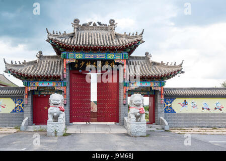 Il gateway alla citata lamellatura Shaolin Kungfu Scuola essendo chiusa alla fine della giornata. La scuola si trova accanto a Yehe Città Antica, alcuni 30km sud- Foto Stock