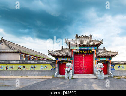 Il gateway alla citata lamellatura Shaolin Kungfu scuola. La scuola si trova accanto a Yehe antica città, a circa 30 km a sud-est della città lamellatura, Jilin, Cina. Foto Stock