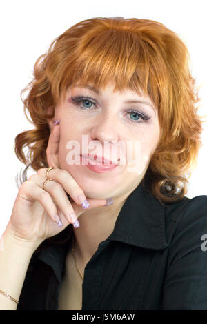 Bella redhead donna sogna di... isolato su bianco Foto Stock