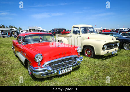 NANDLSTADT, Germania - 6 Maggio 2017 : la gente visita american automobili Ford F 100 e Buick, secolo visualizzato in US Car meeting in Nandlstad Foto Stock