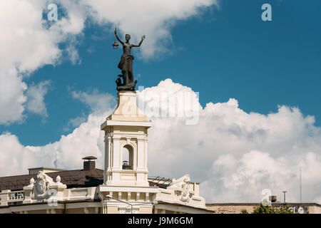 Vilnius, Lituania - 5 Luglio 2016: Statua di una donna con una lanterna nelle sue mani sul tetto dell'energia e il Museo della Tecnologia contro un soleggiato blu Foto Stock