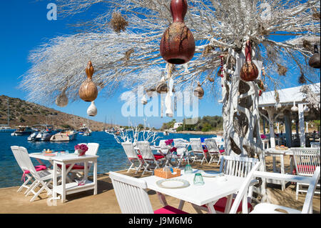 Informale salotto sulla spiaggia con struttura decorativa in scenic villaggio turistico di Gümüslük vicino bodrum, Turchia Foto Stock