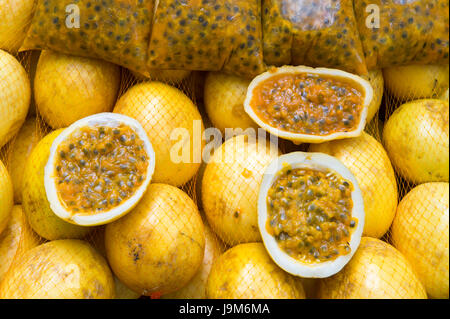 Freschi di granadiglie maracuja tagliata aperta a rivelare succosa interno sementi presso i contadini brasiliani mercato in Rio de Janeiro in Brasile Foto Stock