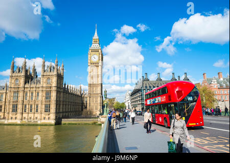 Londra - 27 Aprile 2015: una moderna double-decker bus passa pedoni che attraversano il ponte presso il Palazzo di Westminster in una luminosa mattina di primavera. Foto Stock