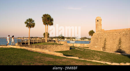 I turisti a piedi le pareti del Castillo de San Marco, il più antico forte negli Stati Uniti, a St Augustine Florida al tramonto Foto Stock