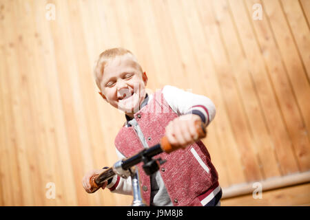 Immagine del ragazzo con ciclo Foto Stock