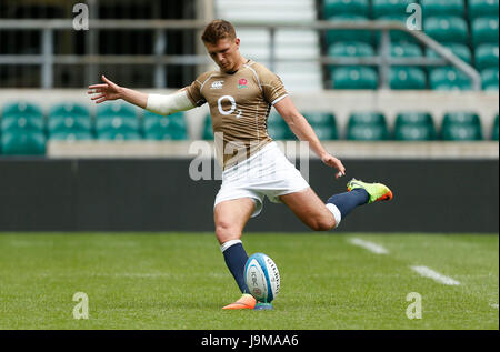 L'Inghilterra del Henry Slade durante una sessione di formazione a Twickenham Stadium di Londra. Foto Stock