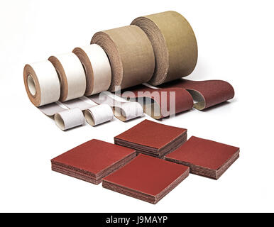 La carta smerigliata in rotoli e fogli per uso industriale in diverse dimensioni e spessore su sfondo bianco Foto Stock