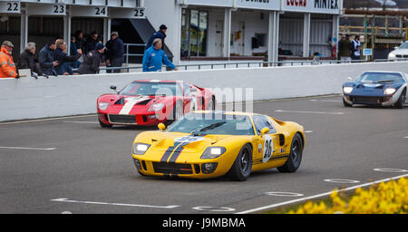 1965 Ford GT40 con driver Carlos Monteverde sulla griglia di partenza per la Alan Mann gara del Trofeo al Goodwood GRRC 74a Assemblea dei Soci, Sussex, Regno Unito. Foto Stock