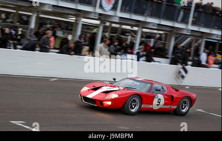 1965 Ford GT40 con conducente David Fosbrey durante la Alan Mann gara del trofeo a Goodwood GRRC 74a Assemblea dei Soci, Sussex, Regno Unito. Foto Stock