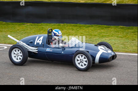 1957 Cooper-Climax T43 con driver Malcolm cuocere sulla griglia per il Trofeo Brooks gara, Goodwood GRRC 74a Assemblea dei Soci, Sussex, Regno Unito. Foto Stock