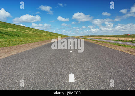 La strada lungo il Hondsbossche Zeewering che è a 5,5 km lungo la diga Vicino a Petten, proteggendo i Paesi Bassi contro il Mare del Nord Foto Stock