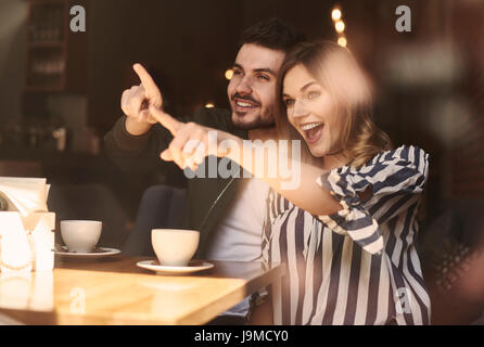 Immagine della coppia eccitato nel ristorante cafe Foto Stock