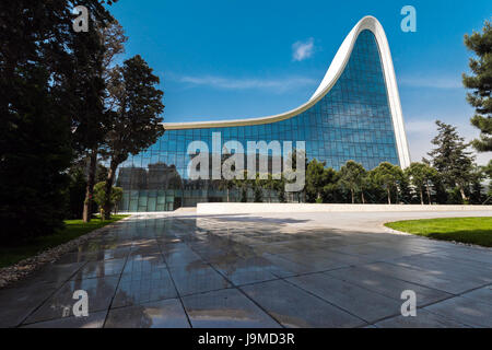 Azerbaigian, Baku, 20 maggio 2017. Heydar Aliyev Center building con auditorium, galleria hall e museo. Progettato dal famoso architetto Zaha Hadid. Foto Stock