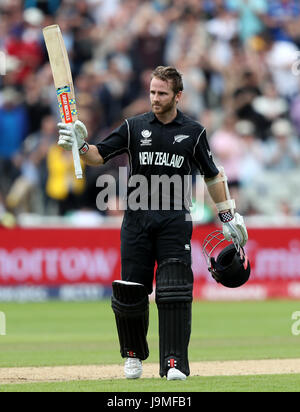 Nuova Zelanda Kane Williamson celebra il raggiungimento del suo secolo durante l'ICC Champions Trophy, Gruppo a corrispondere a Edgbaston, Birmingham. Foto Stock