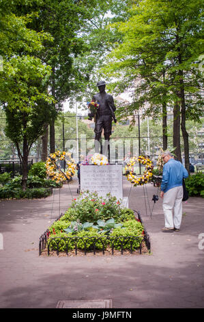 La Clinton Memoriale di guerra in De Witt Clinton Park di New York durante il weekend del Memorial Day Domenica, 28 Maggio 2017.Il monumento è stato dedicato il 8 giugno 1930 ed è il lavoro di Burt W. Johnson come un memoriale per i giovani uomini dal quartiere di Clinton che morì durante la Prima Guerra Mondiale l'armistizio per la guerra si è verificato il 11 novembre 1918. Oltre 9 milioni di persone sono state uccise nel corso di quei quattro e un terzo anni uno dei più letali conflitti della storia. (© Richard B. Levine) Foto Stock