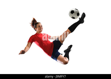 Calcio femminile giocatore calci palla isolate su sfondo bianco Foto Stock