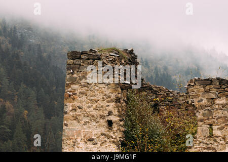 Borjomi, Samtskhe-Javakheti, Georgia. In prossimità delle antiche mura del famoso punto di riferimento locale è Gogia fortezza in autunno giornata di ottobre. Foto Stock