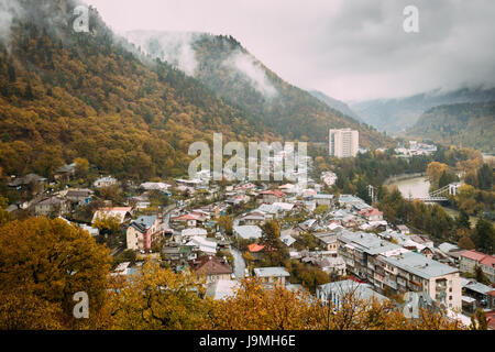 Borjomi, Samtskhe-Javakheti, Georgia - Vista aerea Cityscape di Borjomi Resort City autunno giornata di ottobre. Borjomi è una località di villeggiatura nel centro-sud della Geo Foto Stock