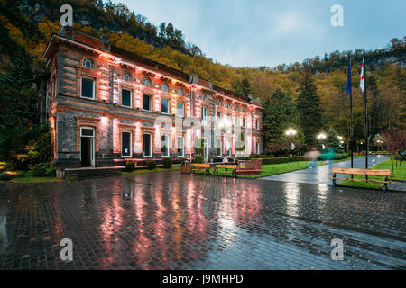 Borjomi, Samtskhe-Javakheti, Georgia. Prima Acqua Minerale fabbrica di imbottigliamento. Famoso punto di riferimento locale è il parco della città in autunno in ottobre sera. Foto Stock