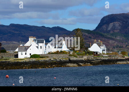 Il pittoresco villaggio di Plockton sul Loch Carron, regione delle Highlands, Scozia Foto Stock