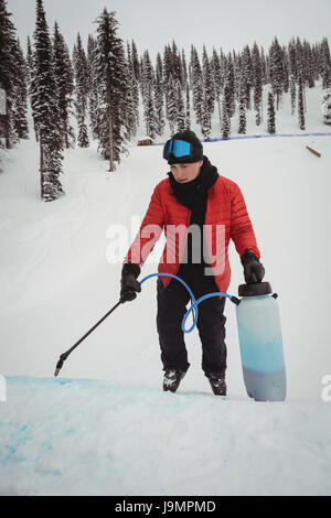 Sciatore il blu della pista in località sciistica Foto Stock