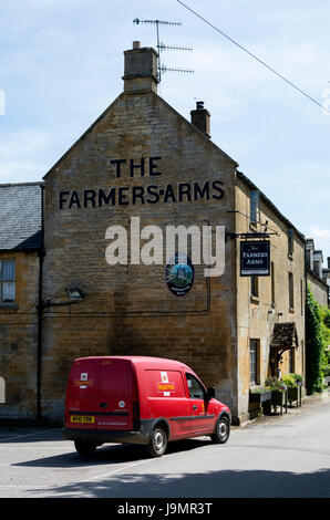 Gli agricoltori Arms Pub e Royal Mail van, Guiting Power, Gloucestershire, England, Regno Unito Foto Stock