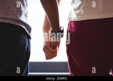 Close up della coppia gay tenendo le mani Foto Stock