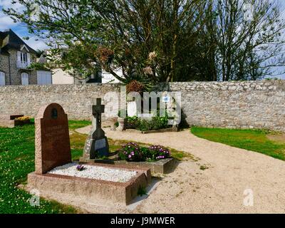 Memorial e grave per il pilota Frank William McDowell Stout, Royal New Zealand Airforce, girato verso il basso sopra l'Île de Batz, 18 giugno 1944, durante la seconda guerra mondiale, Roscoff, Francia Foto Stock