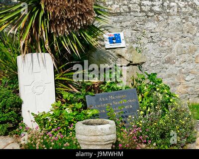 Memorial e grave per il pilota Frank William McDowell Stout, Royal New Zealand Airforce, girato verso il basso sopra l'Île de Batz, 18 giugno 1944, durante la seconda guerra mondiale, Roscoff, Francia Foto Stock