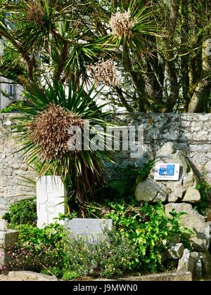 Memorial e grave per il pilota Frank William McDowell Stout, Royal New Zealand Airforce, girato verso il basso sopra l'Île de Batz, 18 giugno 1944, durante la seconda guerra mondiale, Roscoff, Francia Foto Stock