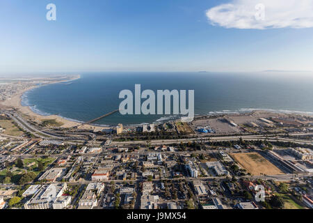 Vista aerea del centro cittadino di Ventura waterfront nella California Meridionale. Foto Stock