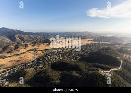 Vista aerea di alloggiamento suburbana e Santa Monica montagne parchi in Newbury Park vicino a Los Angeles, California. Foto Stock