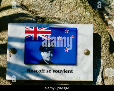 Memorial e grave per il pilota Frank William McDowell Stout, Royal New Zealand Airforce, girato verso il basso sopra l'Île de Batz, 18 giugno 1944, durante la seconda guerra mondiale, Roscoff, Francia Foto Stock