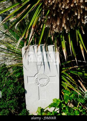 Memorial e grave per il pilota Frank William McDowell Stout, Royal New Zealand Airforce, girato verso il basso sopra l'Île de Batz, 18 giugno 1944, durante la seconda guerra mondiale, Roscoff, Francia Foto Stock