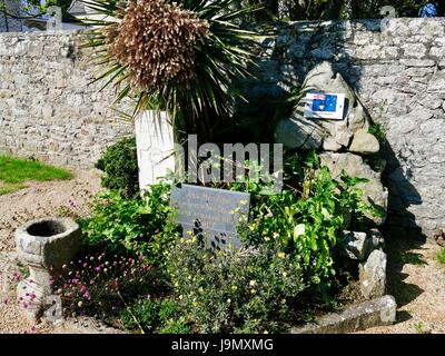 Memorial e grave per il pilota Frank William McDowell Stout, Royal New Zealand Airforce, girato verso il basso sopra l'Île de Batz, 18 giugno 1944, durante la seconda guerra mondiale, Roscoff, Francia Foto Stock