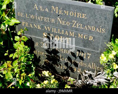 Memorial e grave per il pilota Frank William McDowell Stout, Royal New Zealand Airforce, girato verso il basso sopra l'Île de Batz, 18 giugno 1944, durante la seconda guerra mondiale, Roscoff, Francia Foto Stock