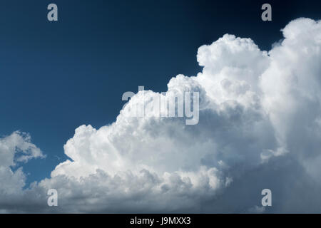 Torreggianti Cumulus nuvole contro bel cielo azzurro Foto Stock