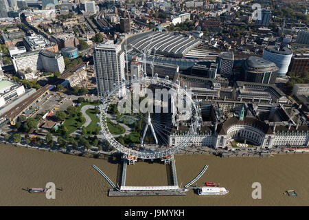 Il London Eye si trova sulla sponda meridionale del fiume Tamigi. Il Jubilee Gardens e County Hall edificio sedersi su entrambi i lati. Lambeth, Londra Foto Stock