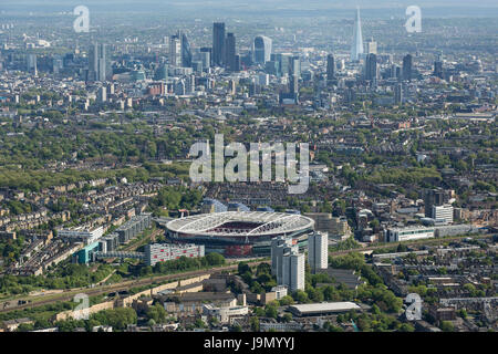 L'Emirates Stadium di Highbury, Londra, Inghilterra, la casa del Premier campionati, Arsenal Football Club. Mostra la skyline di Londra al di là Foto Stock
