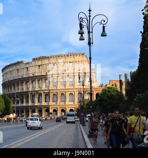 Roma,Italia- Settembre 17, 2010: turisti di visitare il famoso e antico Colosseo di Roma in una soleggiata giornata estiva. Foto Stock