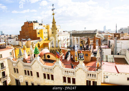 Situato appena fuori Las Ramblas e Palau Guell è un elegante palazzo progettato nel 1886-1888 dal famoso architetto spagnolo Antoni Gaudi. Foto Stock